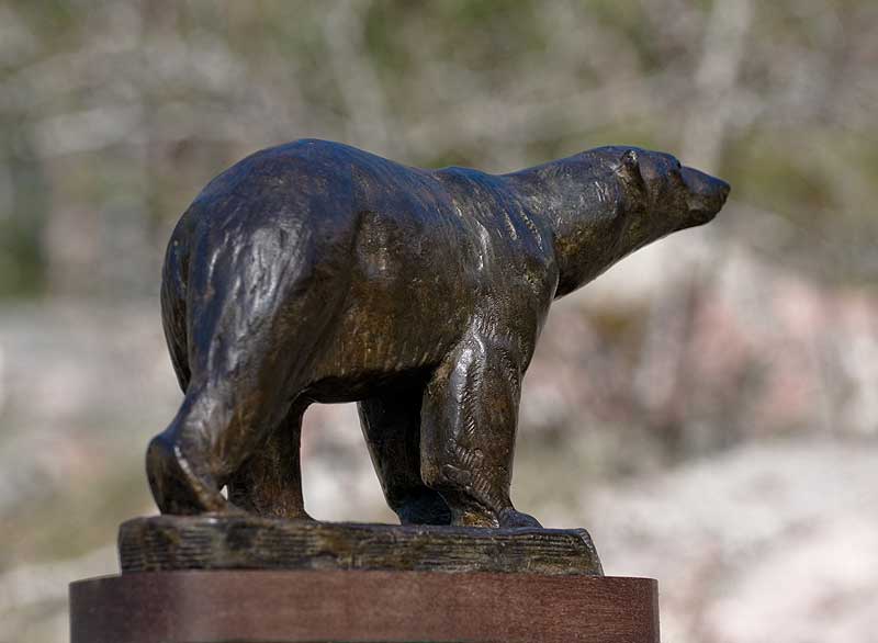 bronzesculpture polarbear
